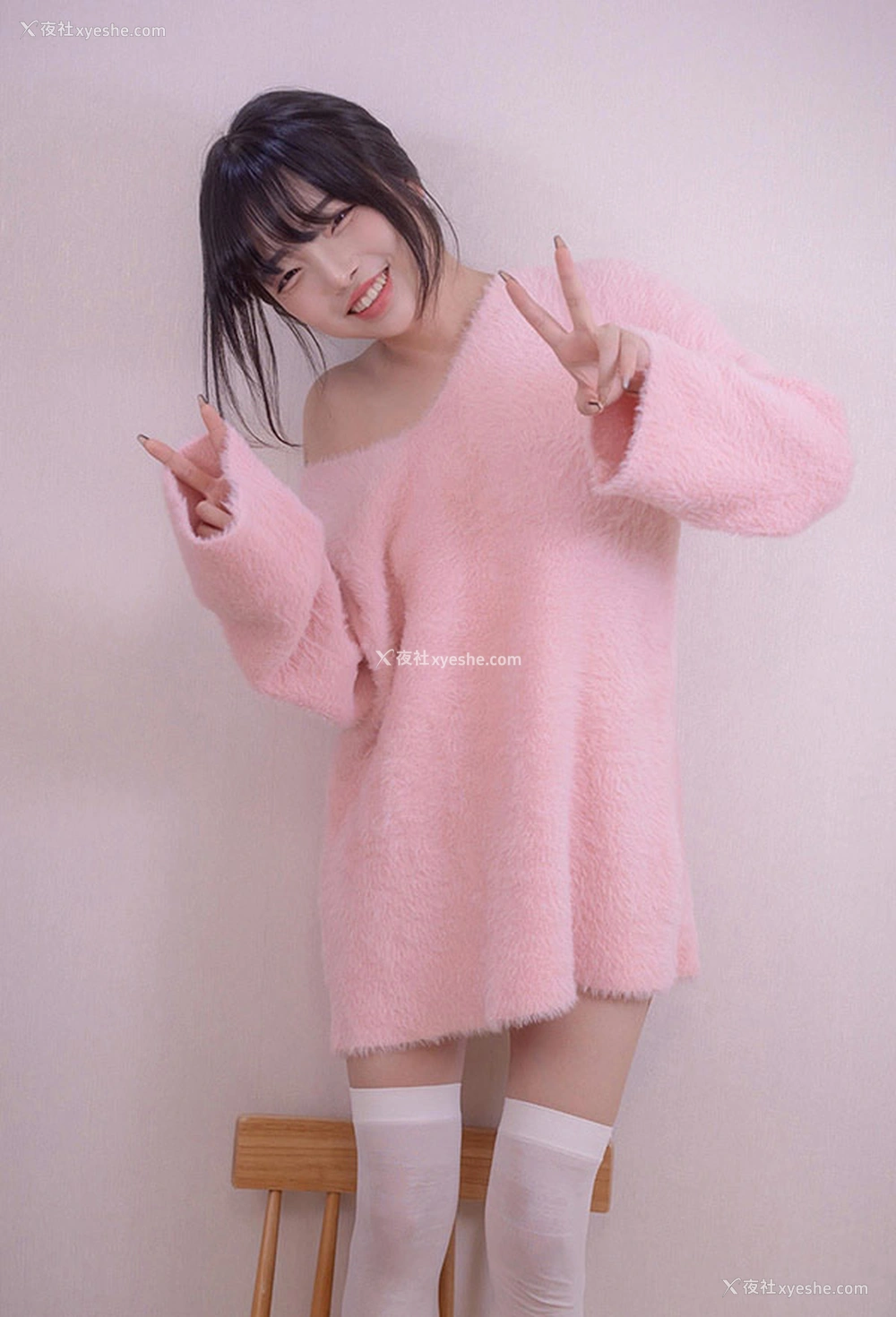 1P - 娇嫩小美女Jelly可爱粉红毛衣尺度写真