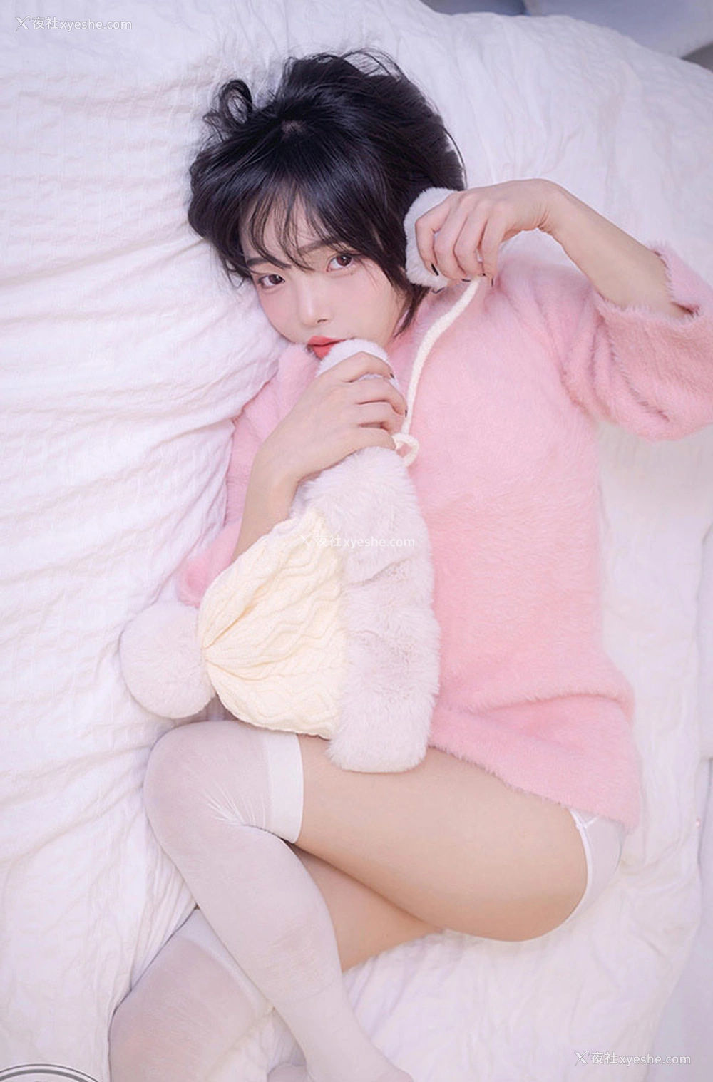 1P - 娇嫩小美女Jelly可爱粉红毛衣尺度写真