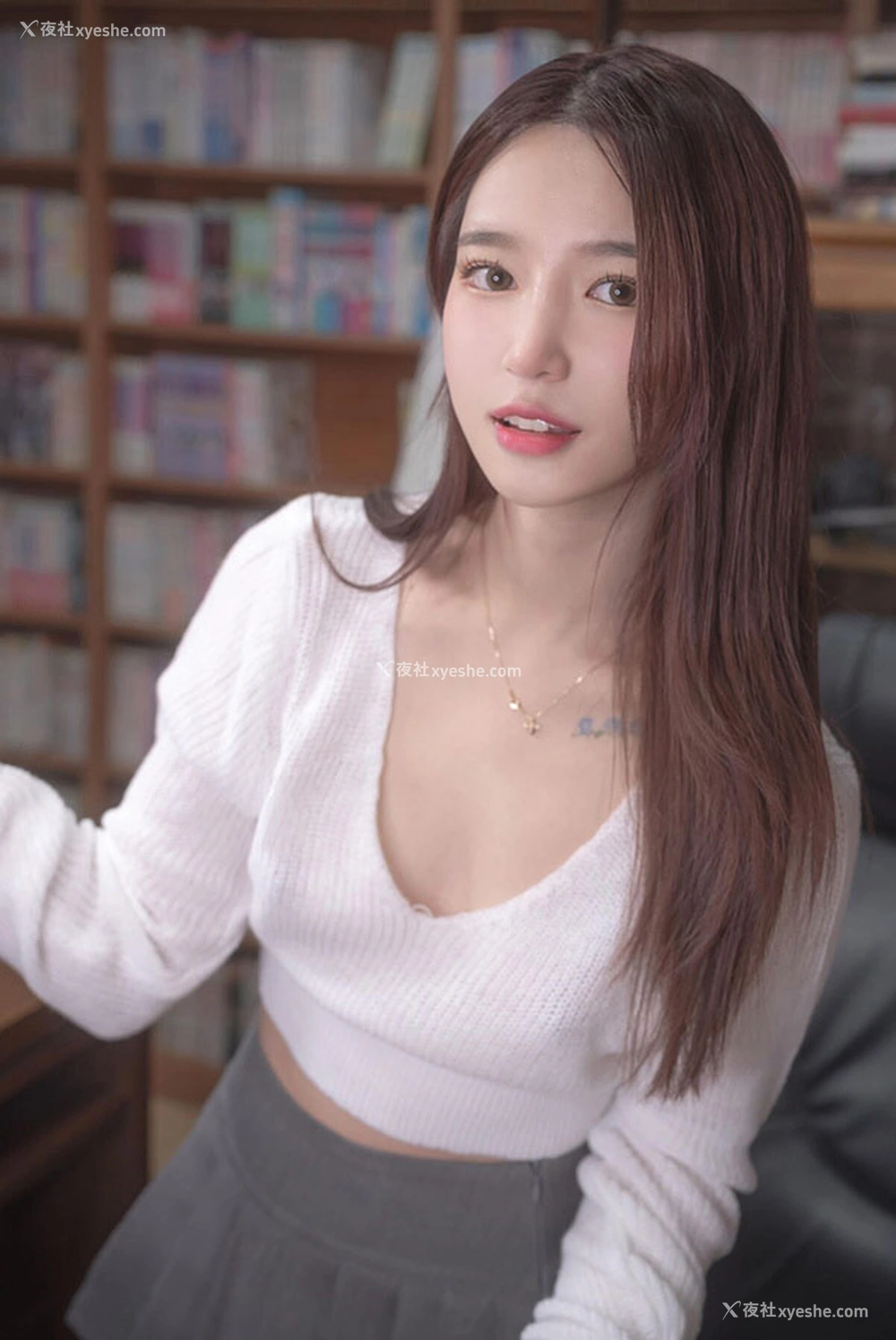 1P - 极品小姐姐Yeha图书馆的漂亮JK女孩臆想记
