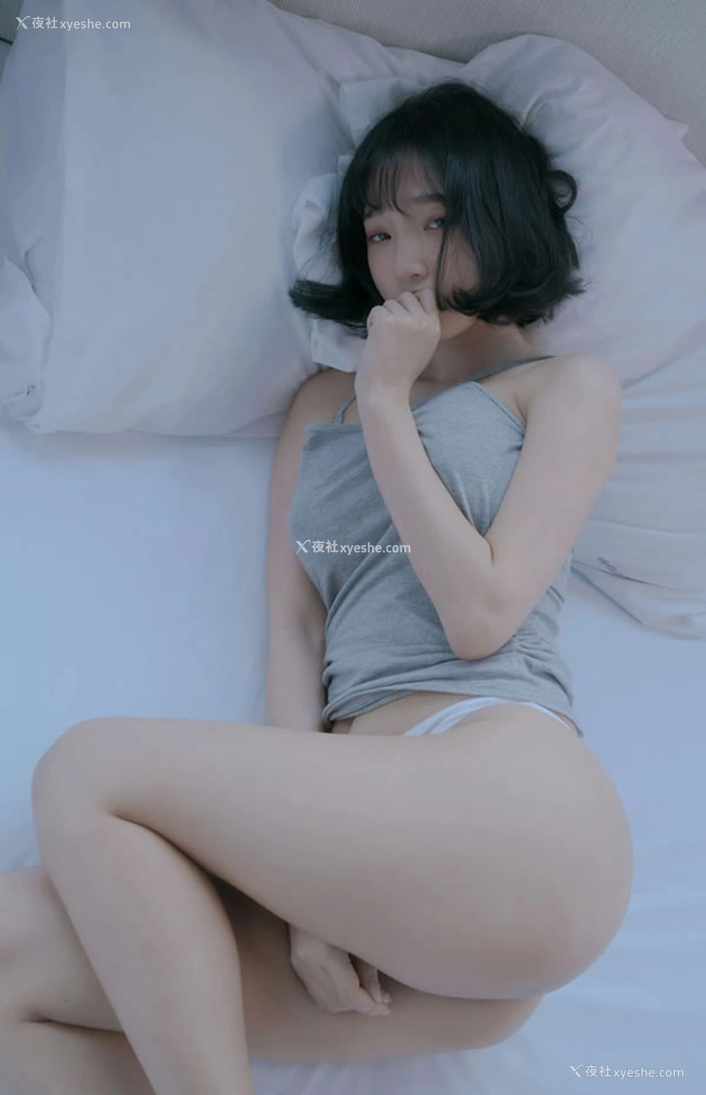 1P - 胸部丰满的清秀女生居家诱惑调教写真