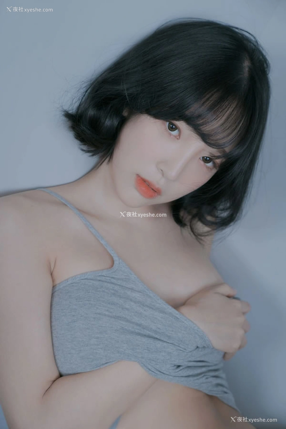1P - 胸部丰满的清秀女生居家诱惑调教写真