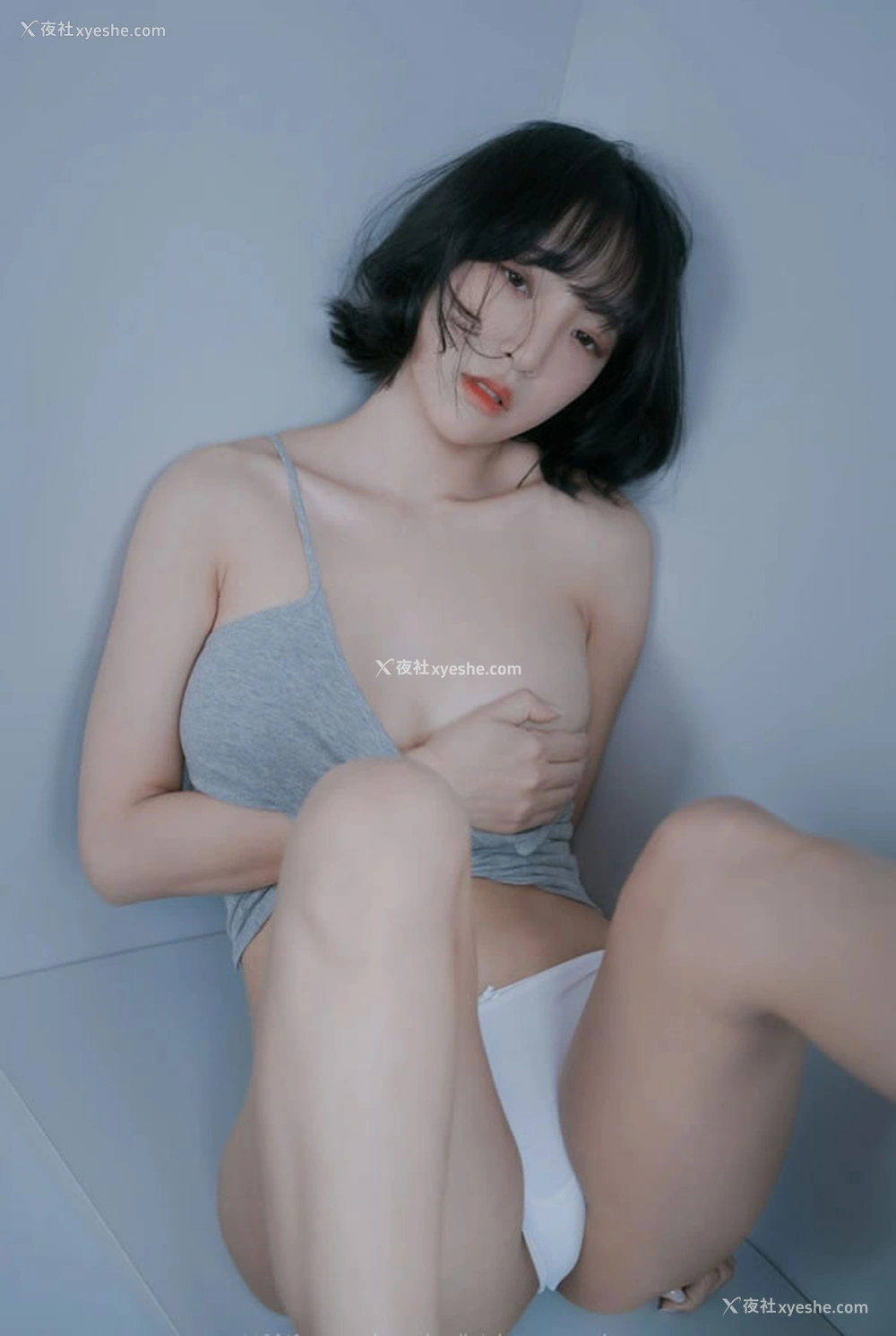 1P - 胸部丰满的清秀女生居家诱惑调教写真