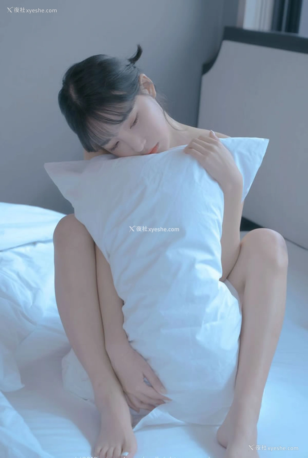 1P - 胸部丰满的清秀女生居家诱惑调教写真