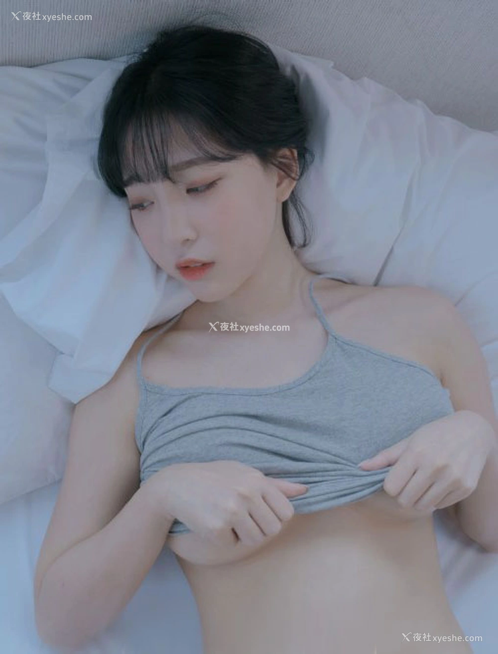1P - 胸部丰满的清秀女生居家诱惑调教写真