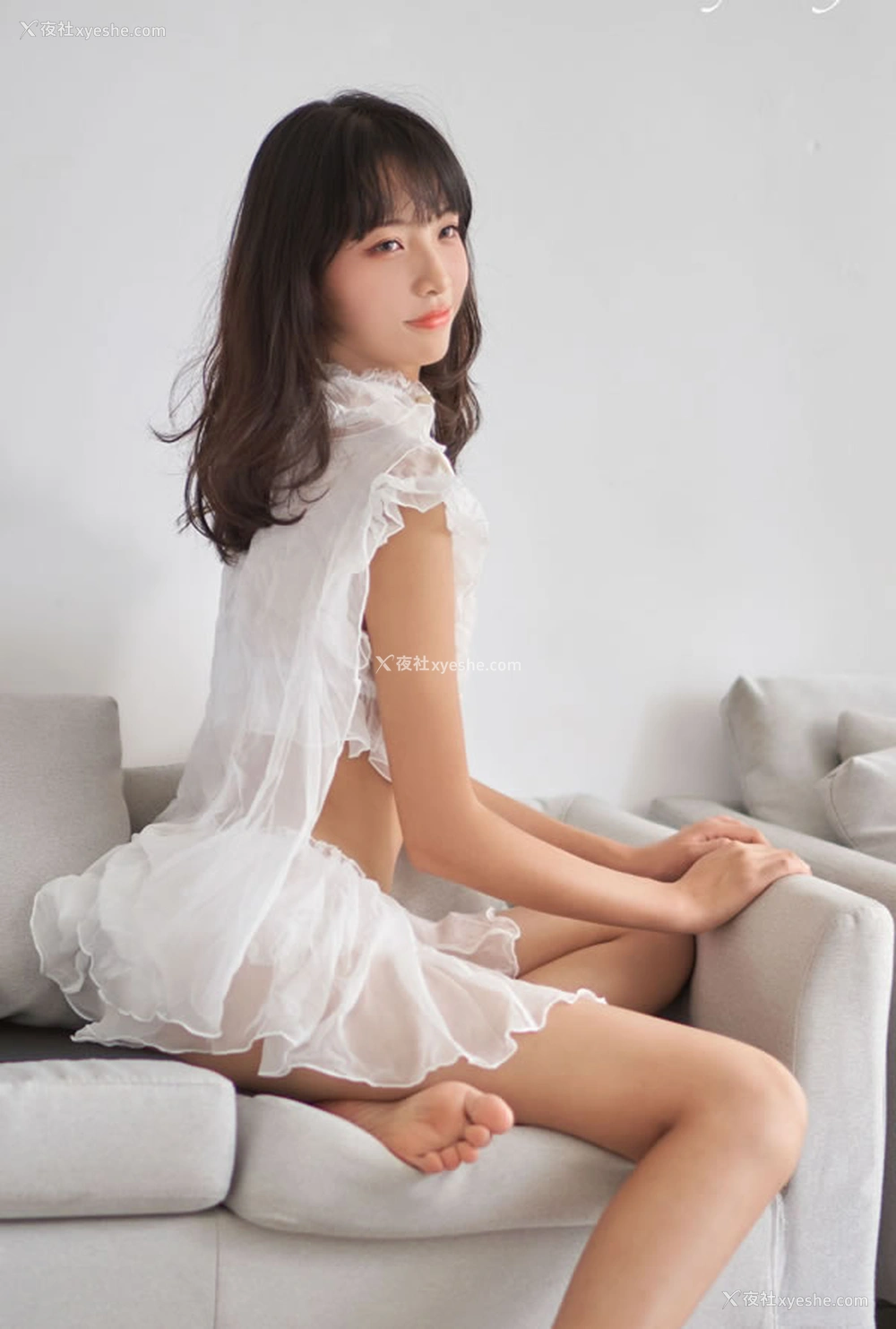 1P - 福利姬西瓜少女 – 白色透视纱裙