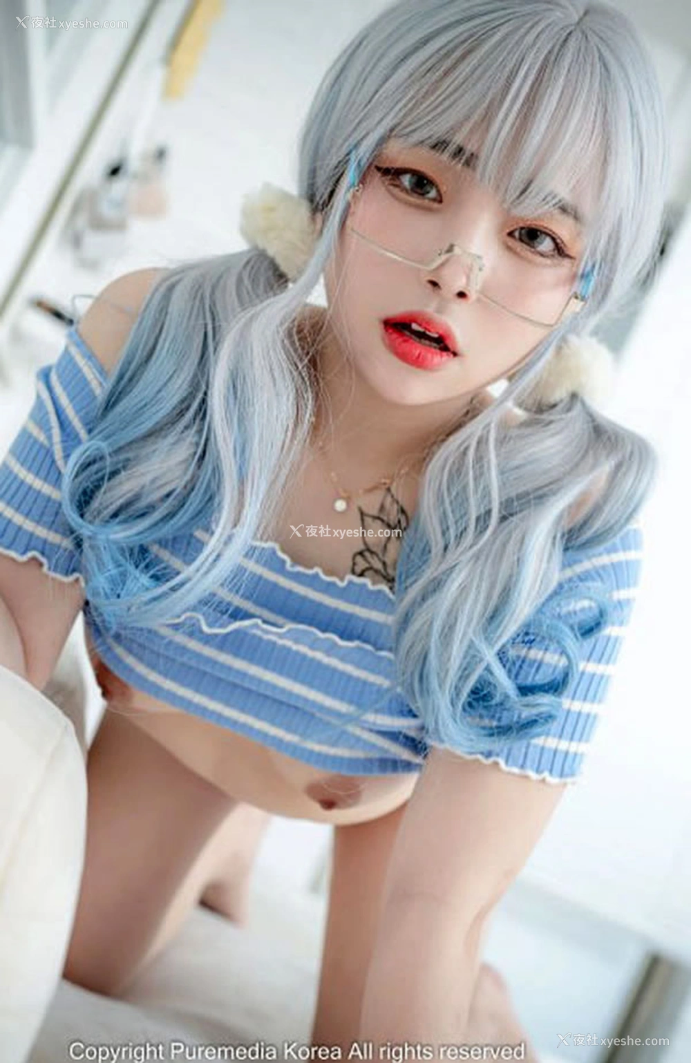 1P - 蓝色短衣妹子Jelly居家沙发露出人体秀