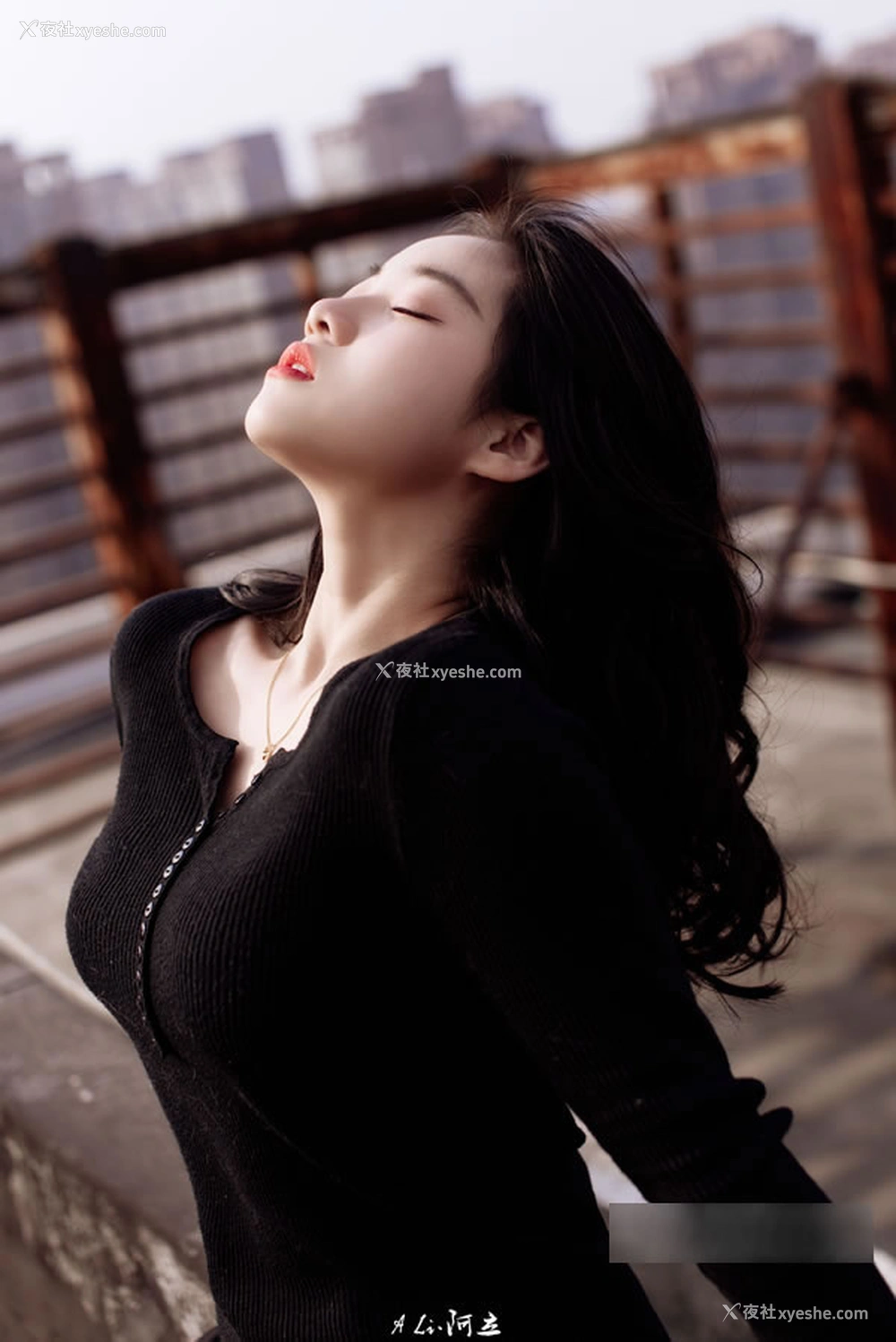 1P - 网红美女沉沦的猫露脸天台私拍尺度图集