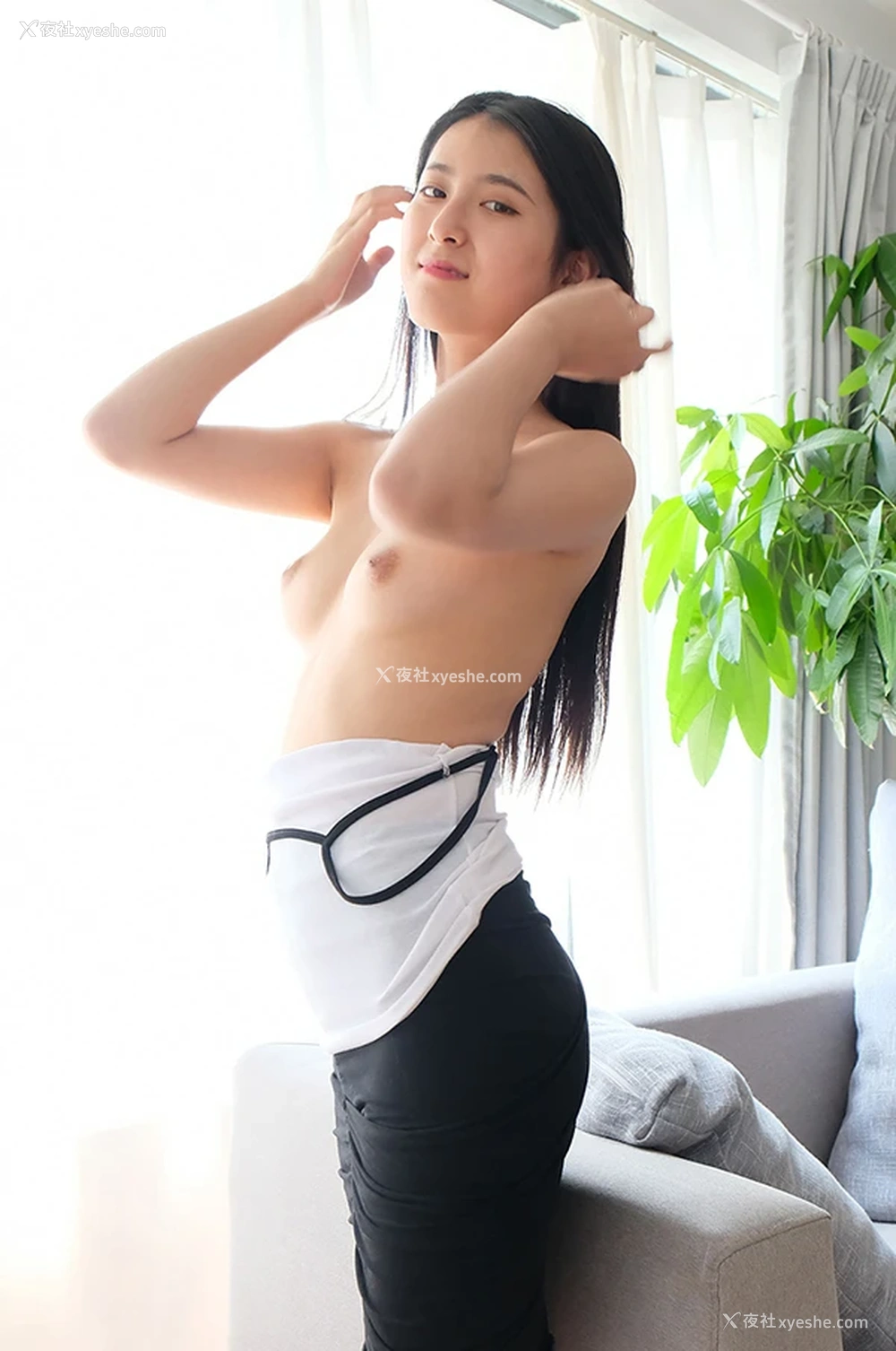 1P - 身材修长秀丽女生何蕊私拍唯美人体图集
