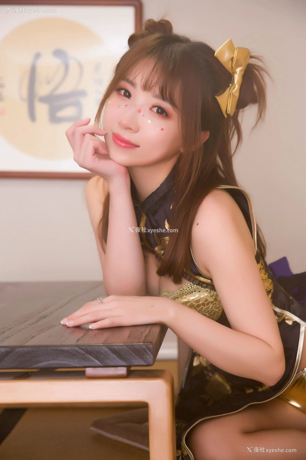 1P - 小巫女露娜 – 金丝旗袍