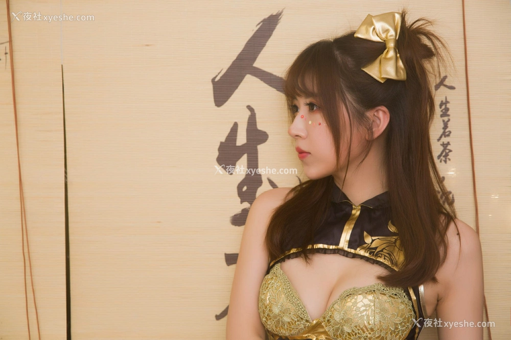 1P - 小巫女露娜 – 金丝旗袍
