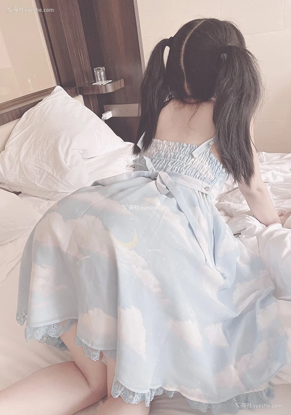 1P - 粉嫩白虎萝莉@穷穷酱 尺度私拍视图合集
