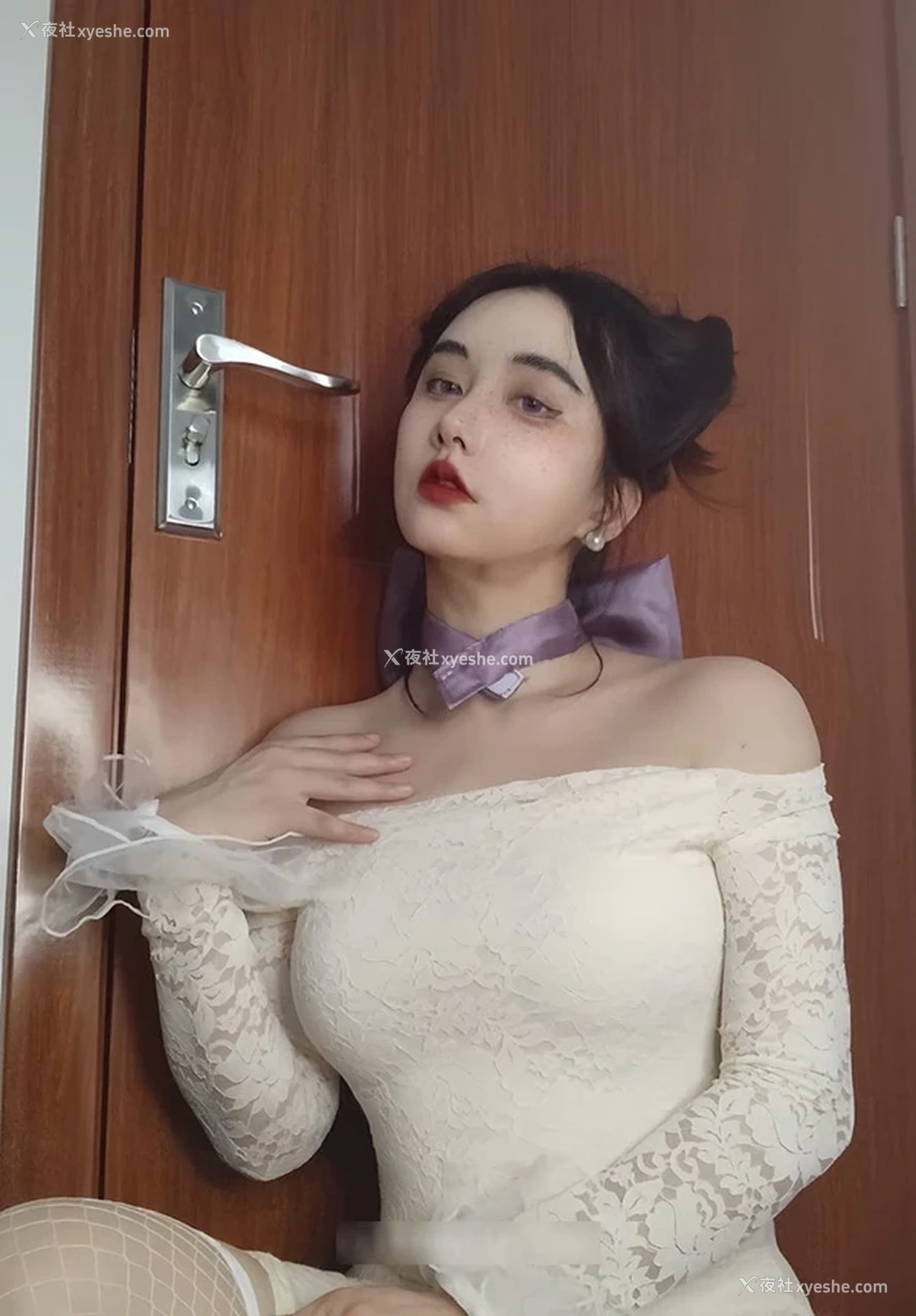 1P - 快手极品网红@固执的守村人雪bee尺度视图合集2