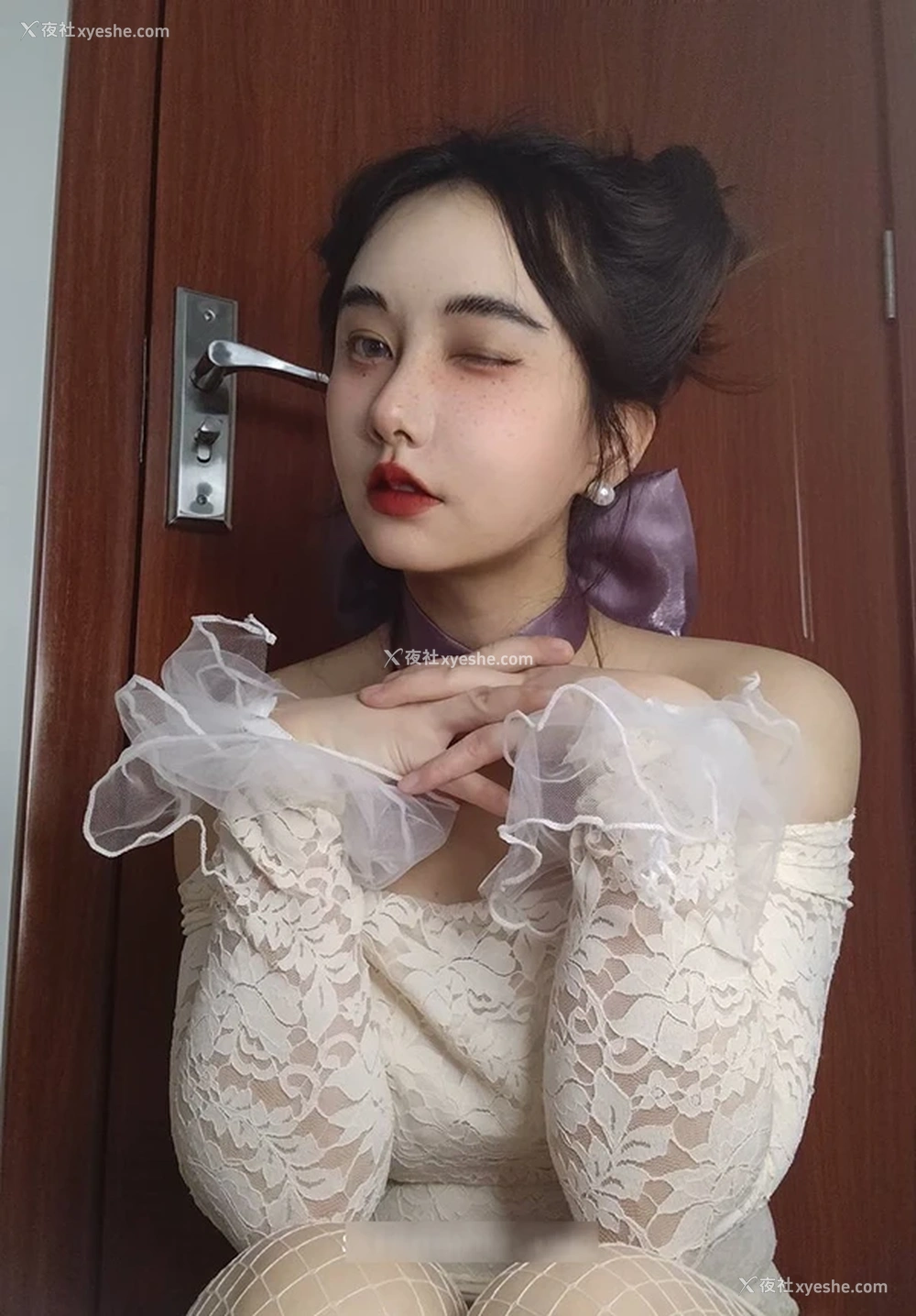 1P - 快手极品网红@固执的守村人雪bee尺度视图合集2