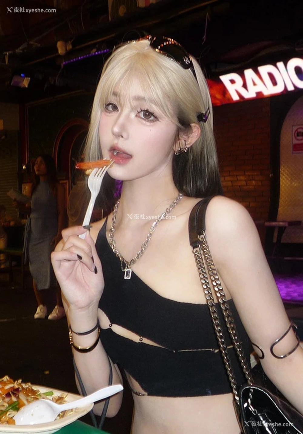 1P - 福利姬美女屁小六的私拍尺度视图大方展示自我
