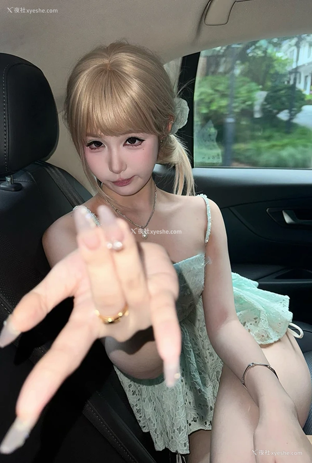 1P - 福利姬美女屁小六的私拍尺度视图大方展示自我