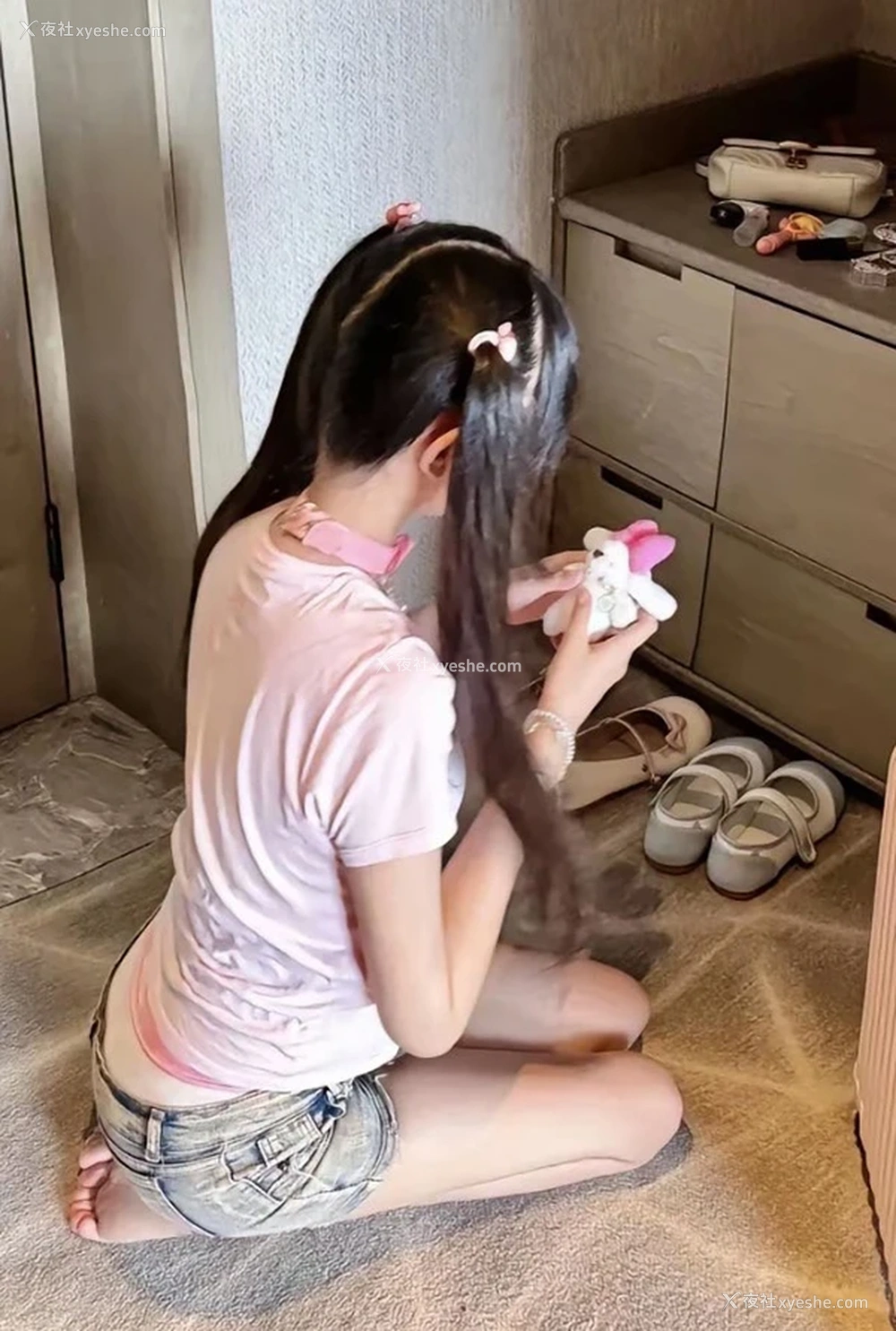 1P - 粉嫩白虎福利姬@一只小透明 尺度私拍视图合集