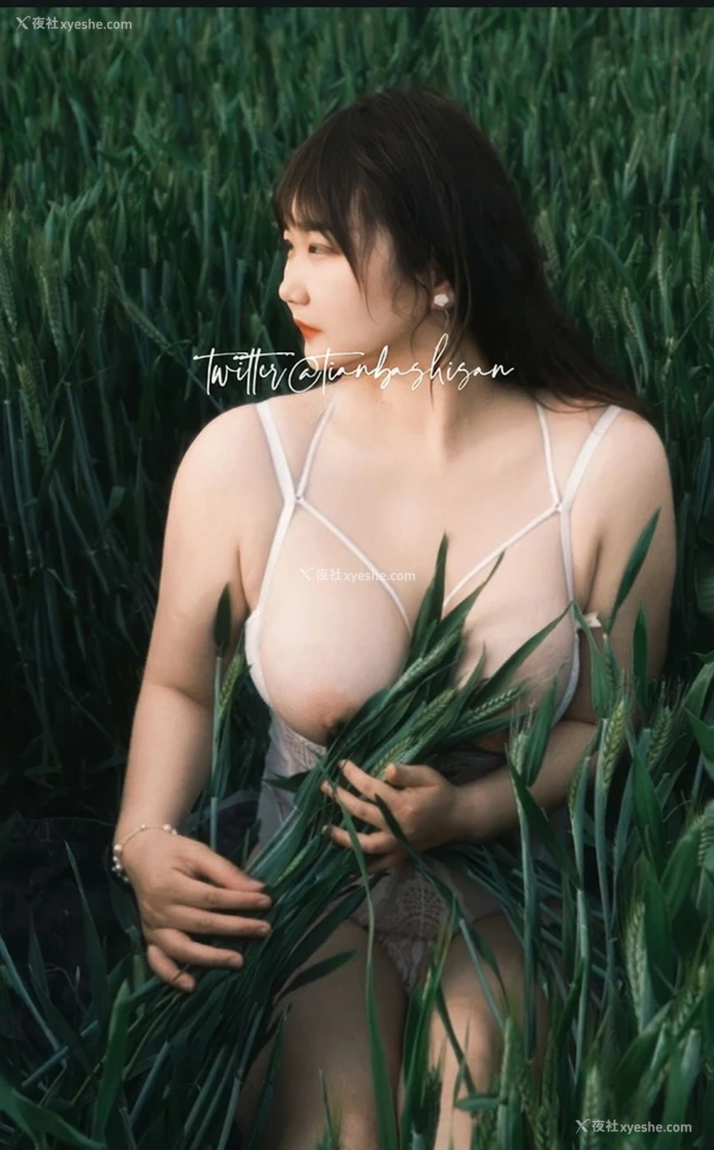 1P - J杯罩豪乳美女甜甜的唯美 日常私拍福利图集