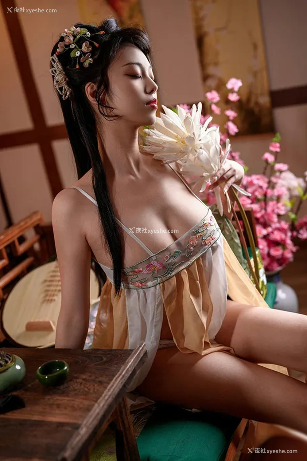 1P - 网红美女蜜汁貓裘 粉黛小家碧玉闺房诱惑