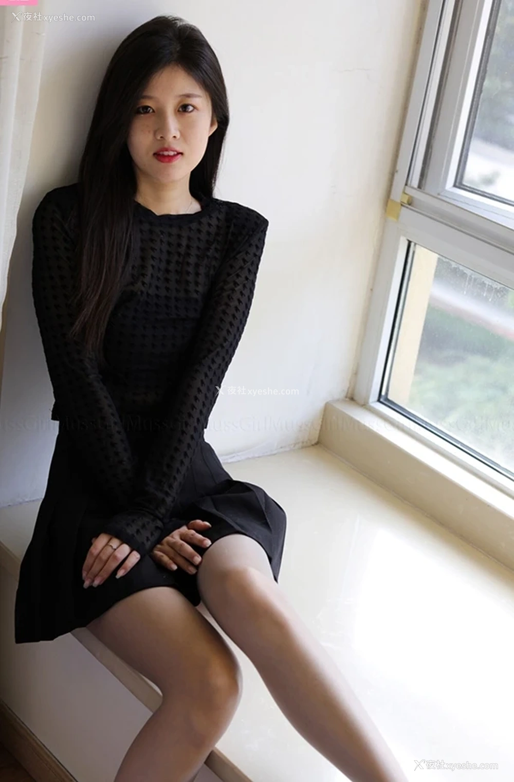 1P - 清秀美女模特园园窗口私拍尺度人体套图