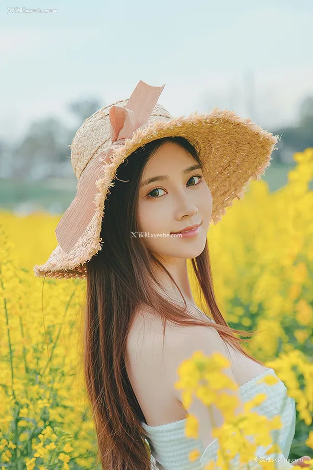 1P - 极品女神年年 油菜花地里的野趣无圣光美图