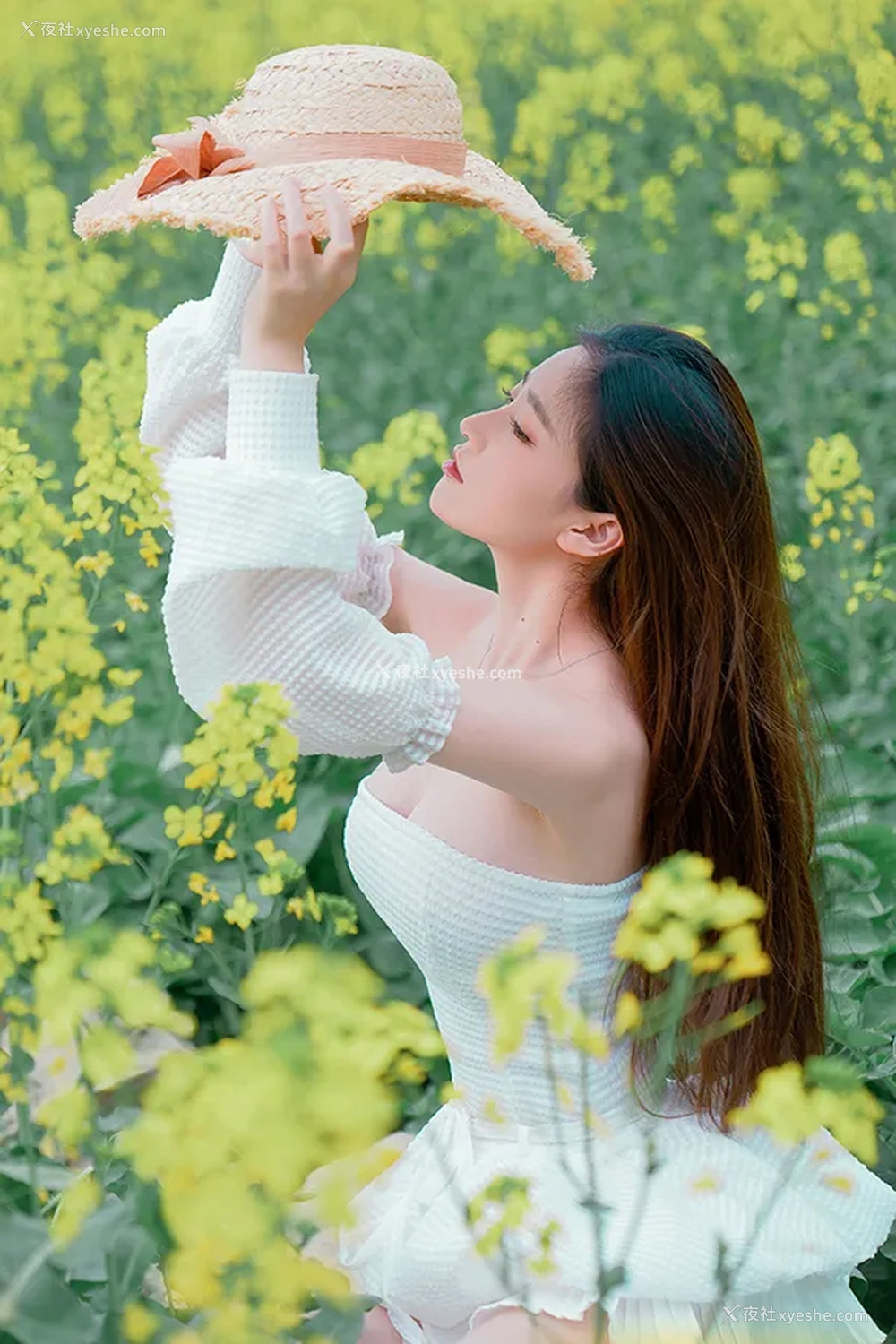 1P - 极品女神年年 油菜花地里的野趣无圣光美图