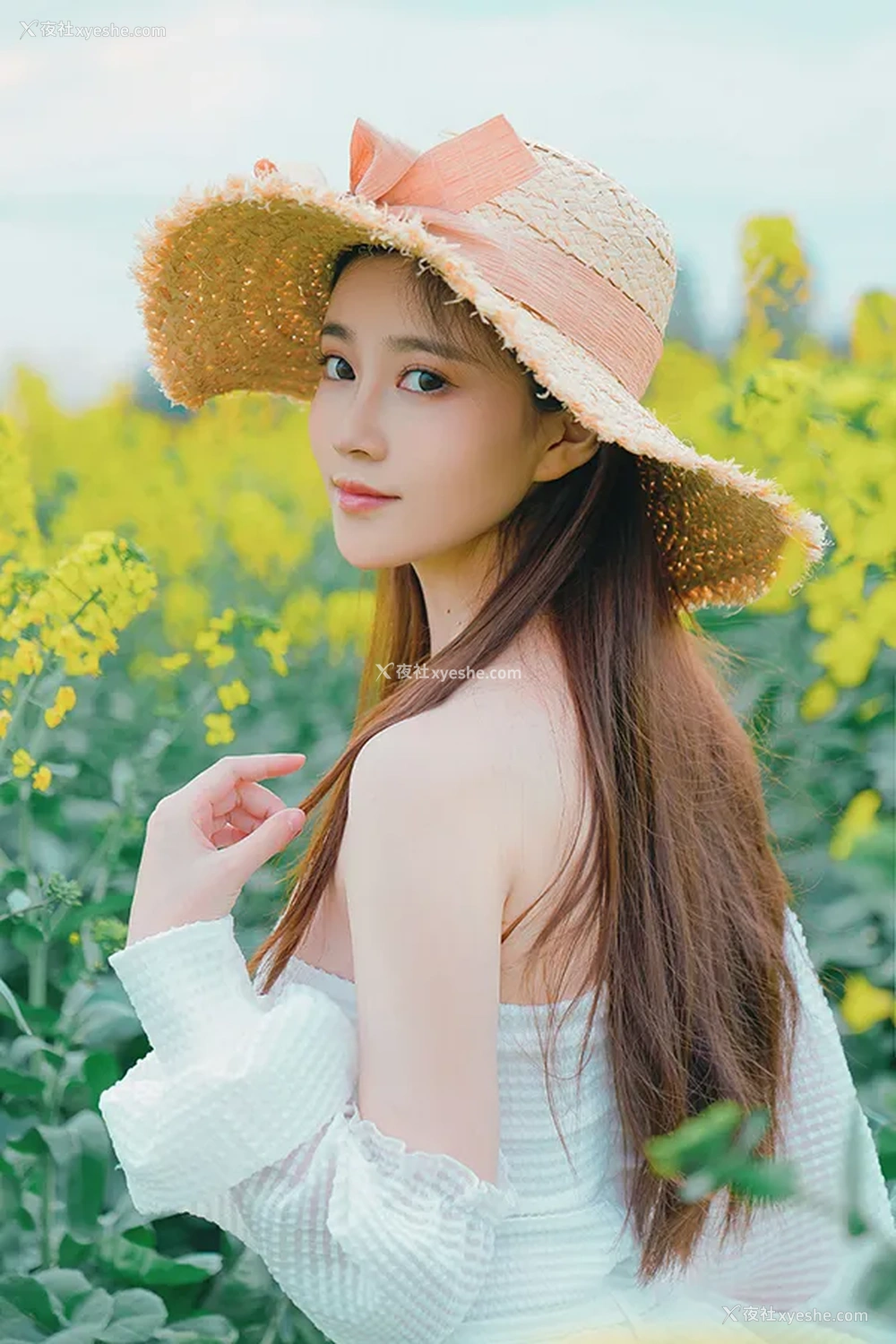 1P - 极品女神年年 油菜花地里的野趣无圣光美图