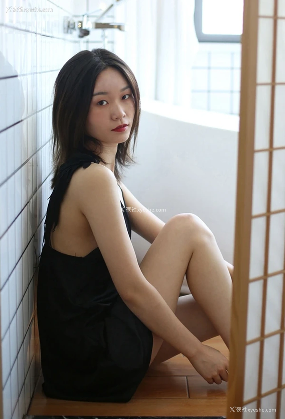 1P - 眉清目秀正点素人美女KK私拍唯美图集