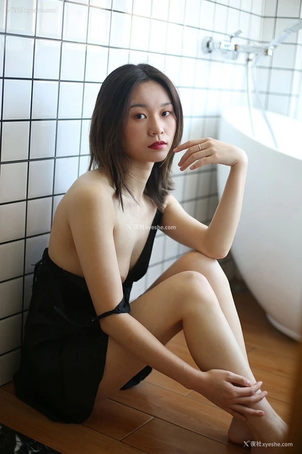 1P - 眉清目秀正点素人美女KK私拍唯美图集