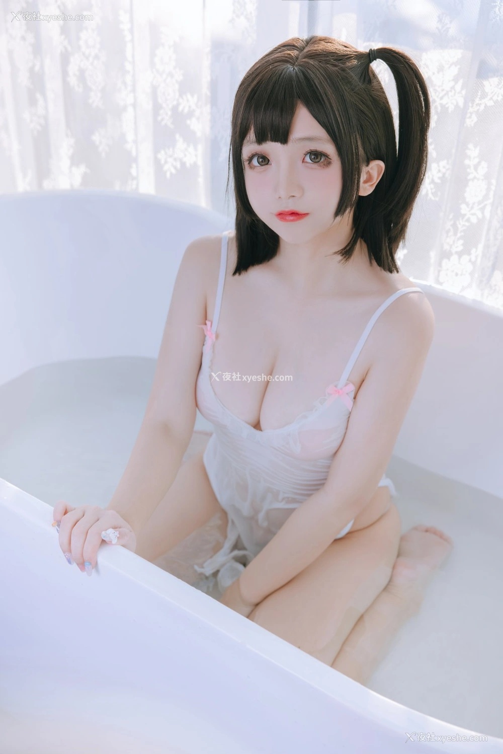 1P - 日奈娇 – 湿身小白裙