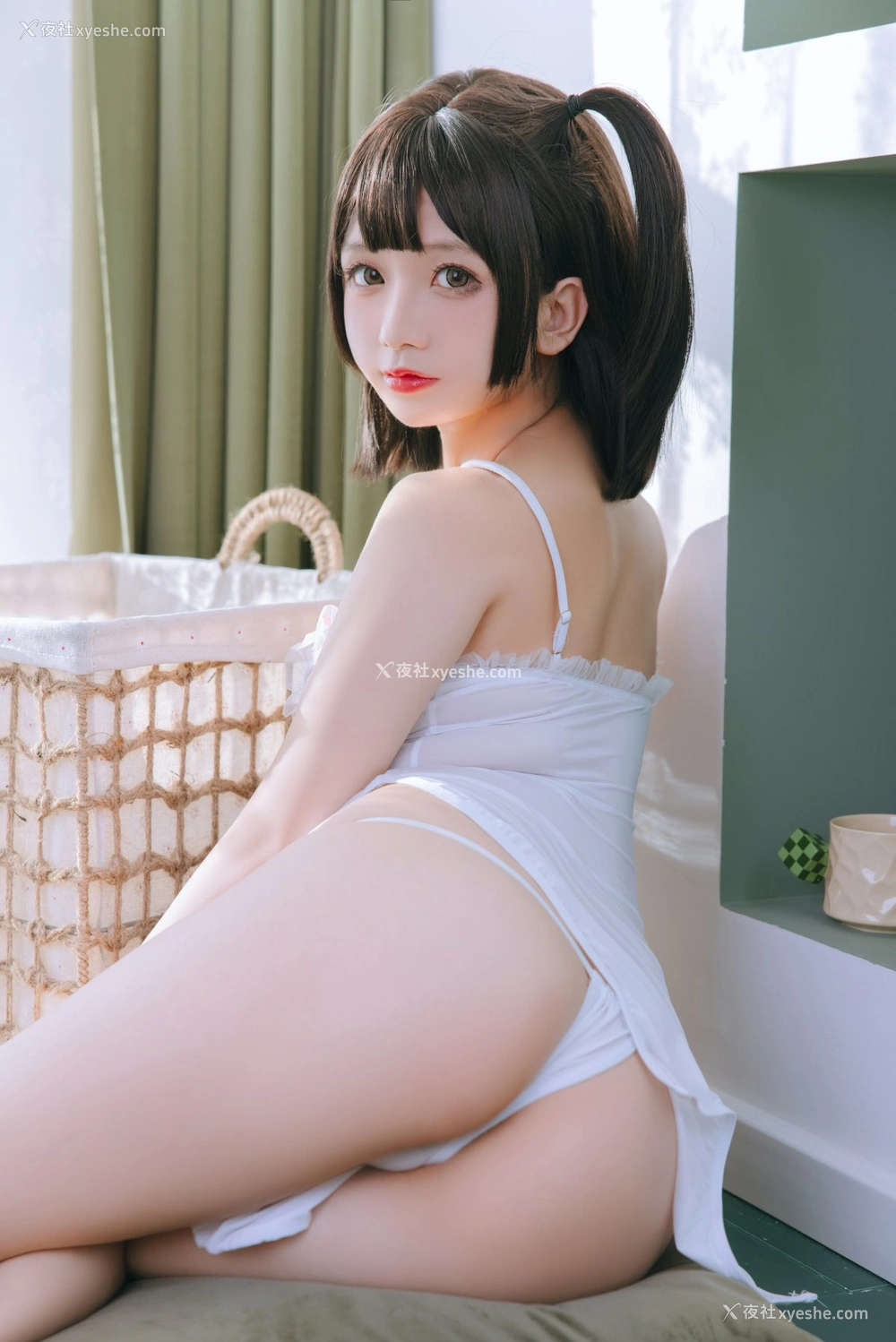 1P - 日奈娇 – 湿身小白裙