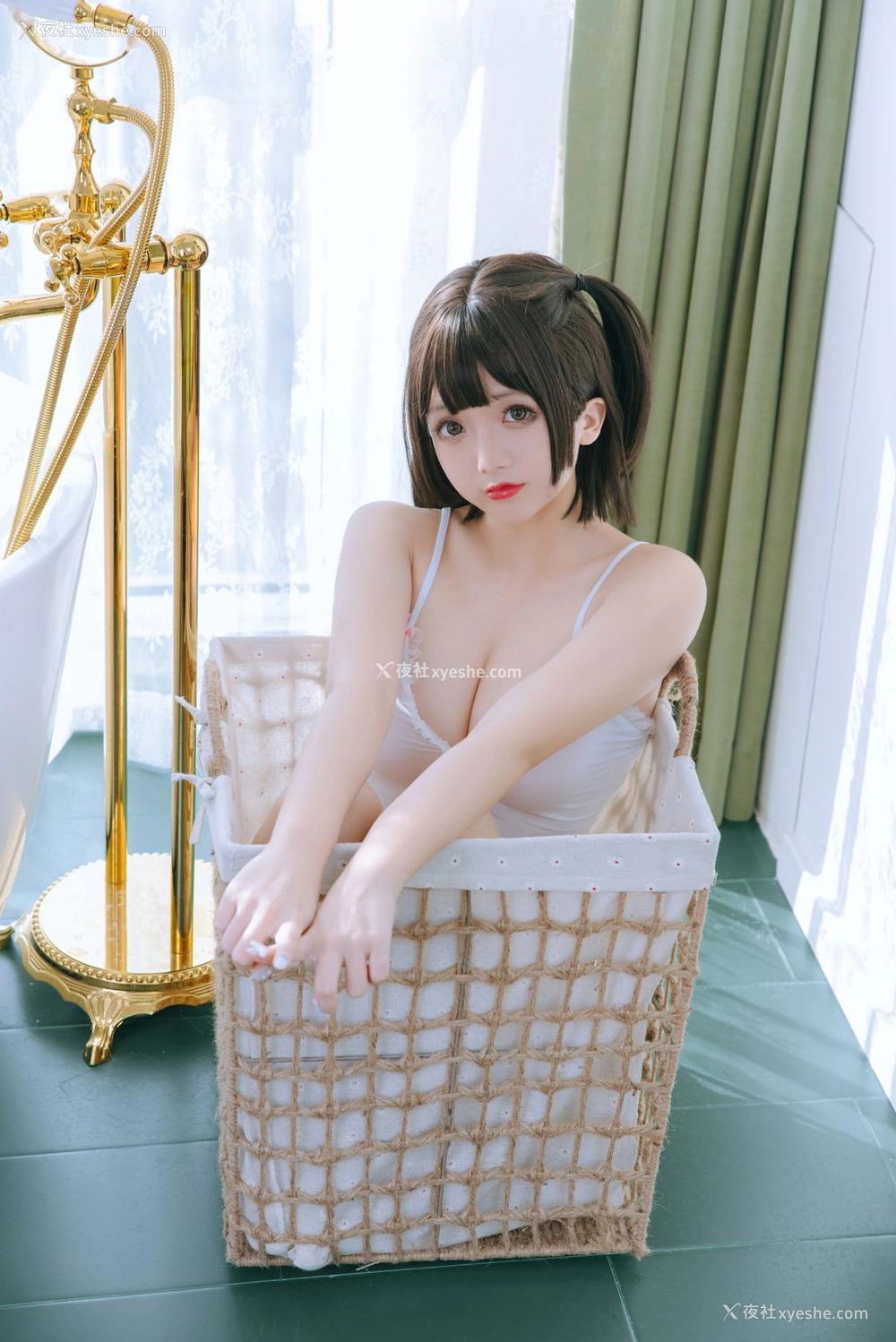 1P - 日奈娇 – 湿身小白裙