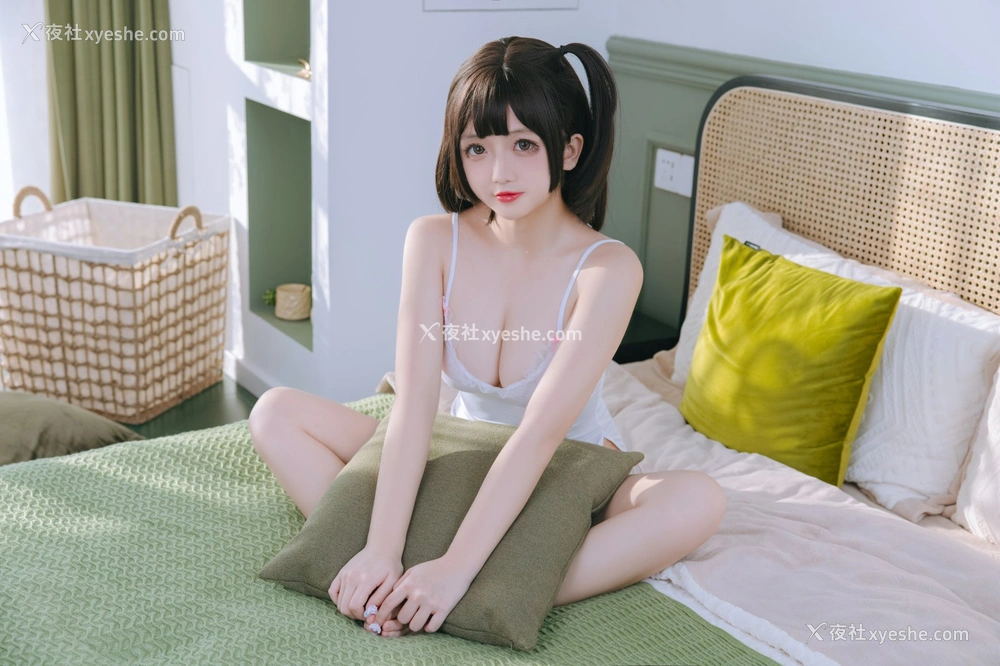 1P - 日奈娇 – 湿身小白裙