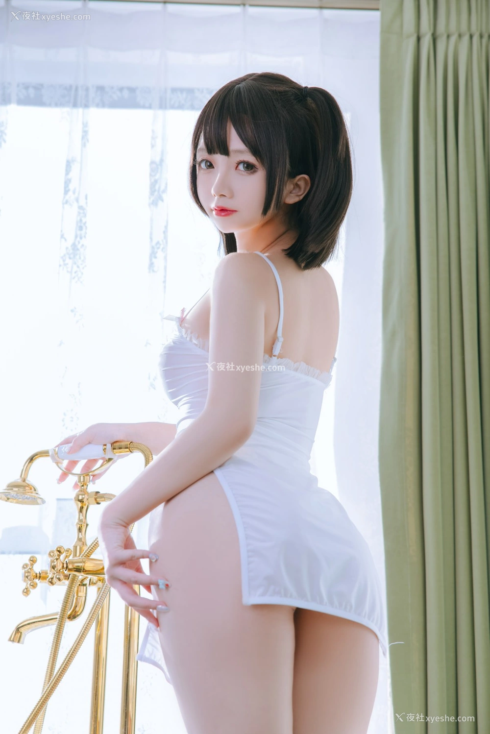 1P - 日奈娇 – 湿身小白裙