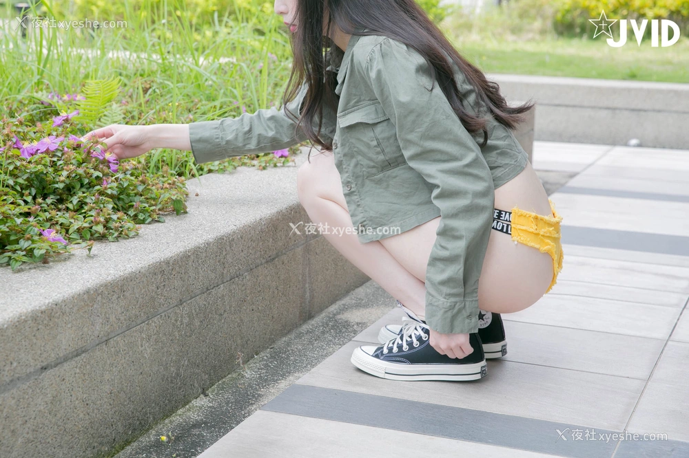 1P - 梨香《尾行団地少女露出行为》