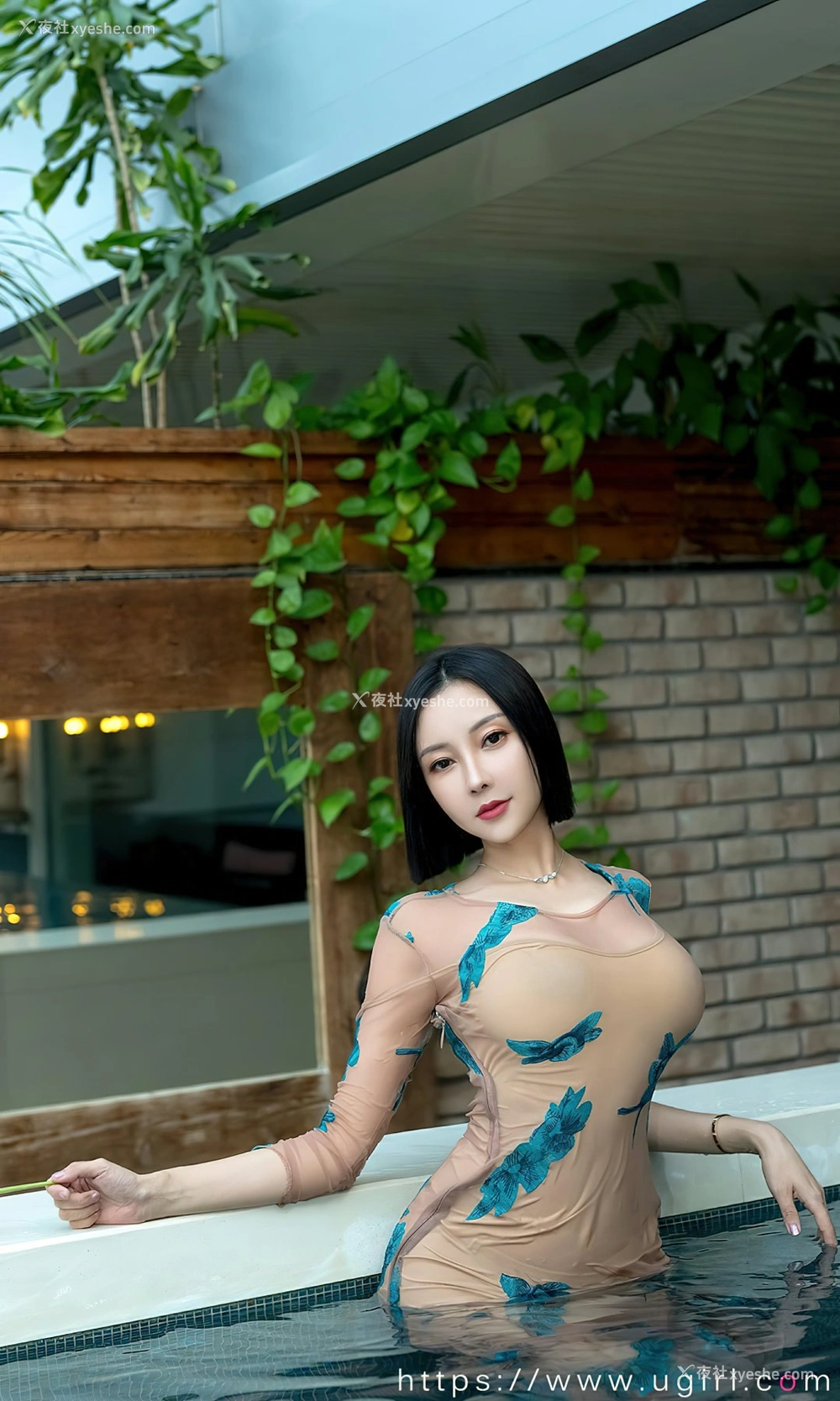 1P - [Ugirls尤果网]爱尤物专辑 No.2449 果儿Victoria 爱情乐章