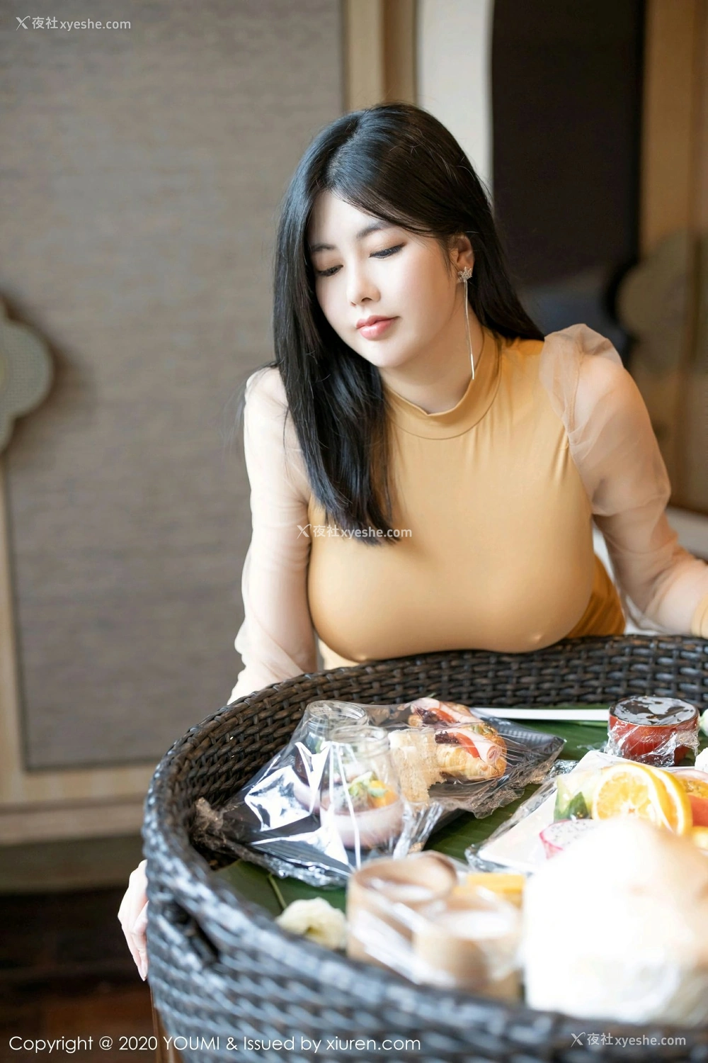 1P - [YOUMI尤蜜荟] VOL.528 娜露Selena 典雅礼裙