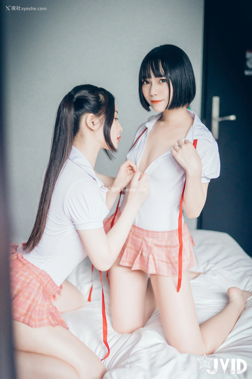 1P - 婕咪&斋斋《湿润百合 谁先高潮谁就输了》