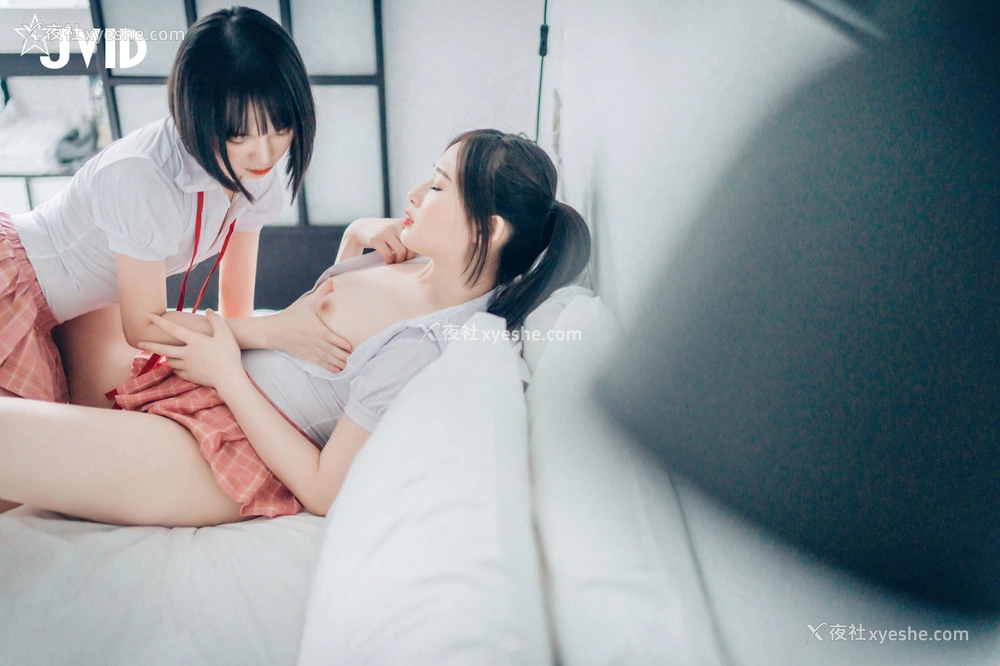 1P - 婕咪&斋斋《湿润百合 谁先高潮谁就输了》