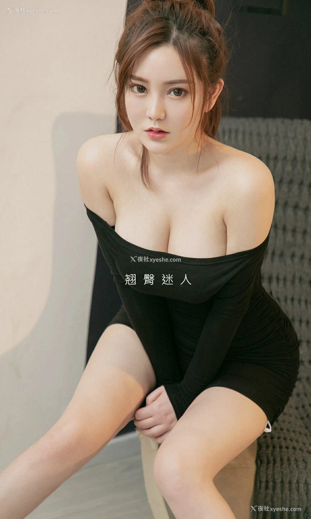 1P - [Ugirls尤果网]爱尤物 No.1755 金梓琳 御姐的翘臀
