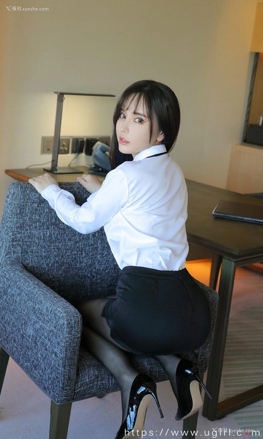 1P - [Ugirls尤果网]爱尤物专辑 No.2132 艾小青 危情公关