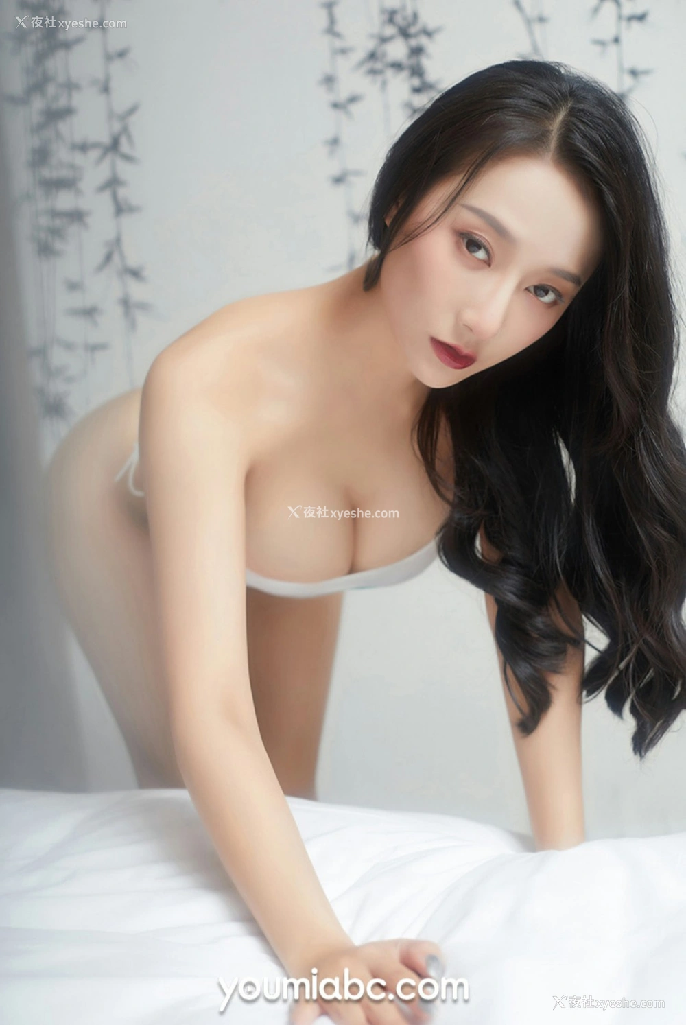 1P - [YouMi尤蜜] 何嘉颖 画中人