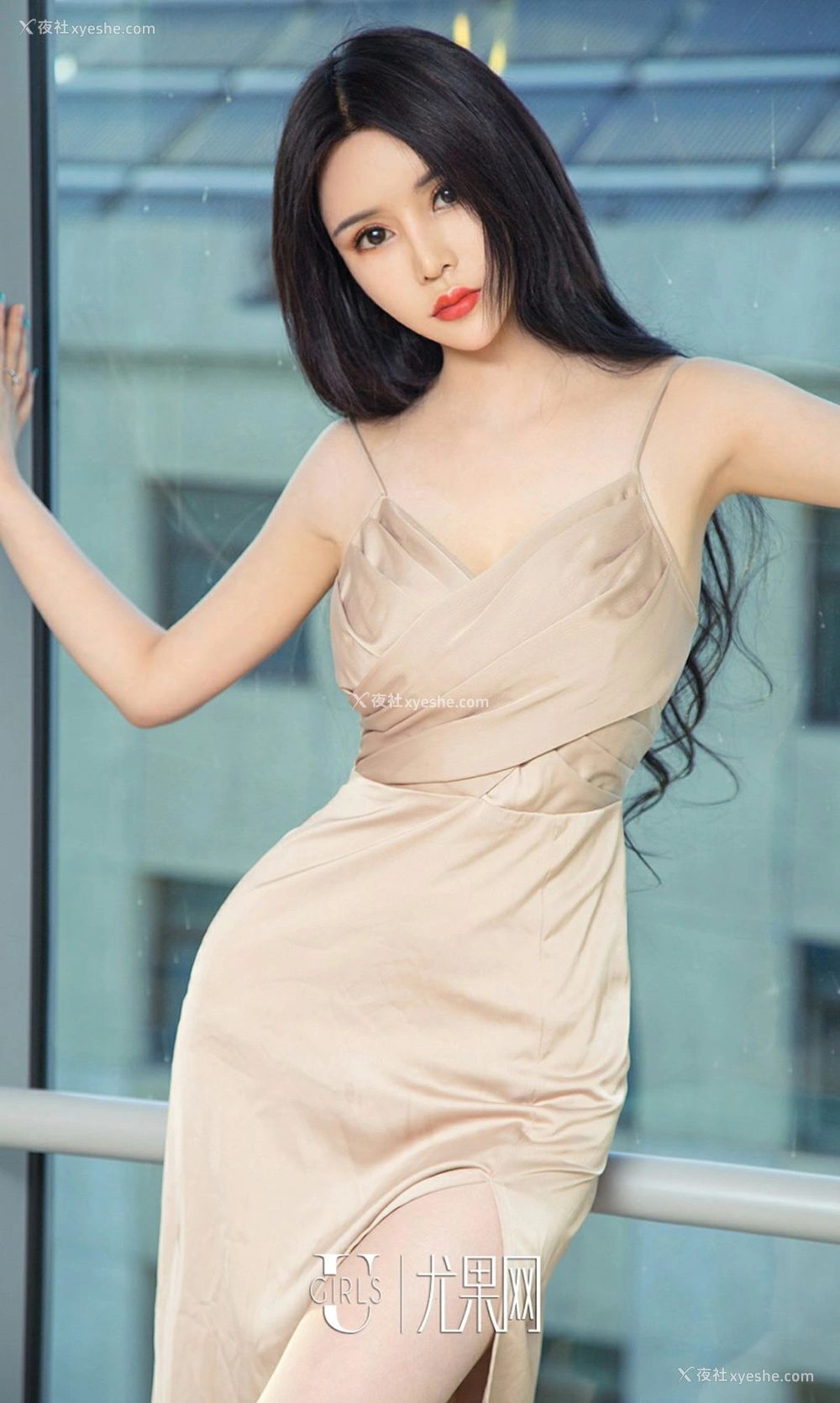 1P - [Ugirls爱尤物] NO.988 安可可 长裙下的美腿