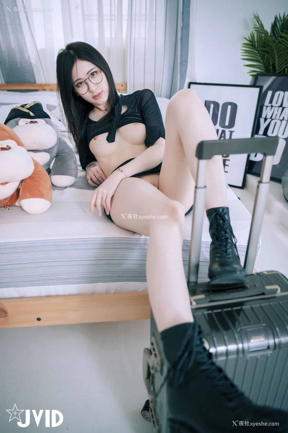 1P - 阿黎《性感暗黑空姐》