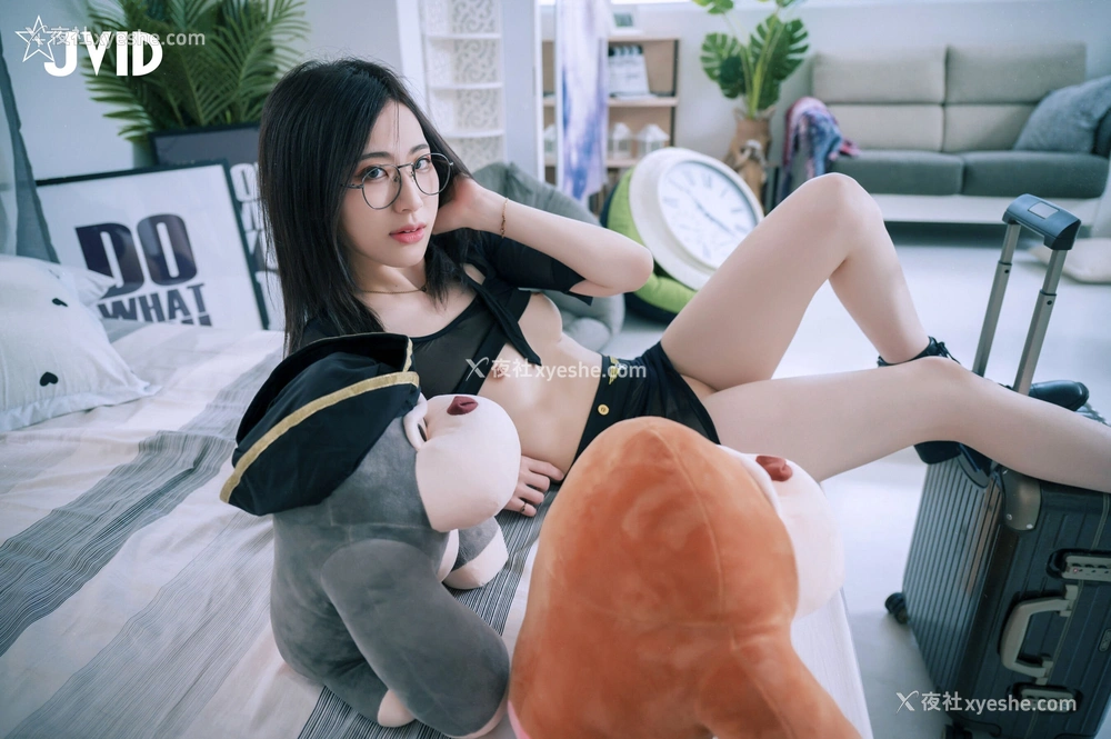 1P - 阿黎《性感暗黑空姐》