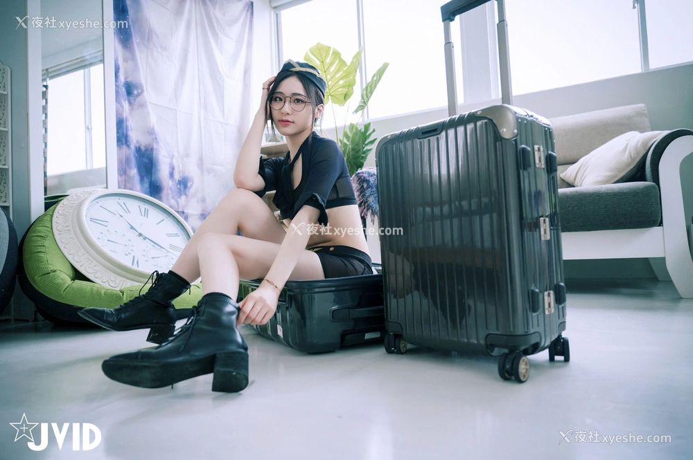 1P - 阿黎《性感暗黑空姐》