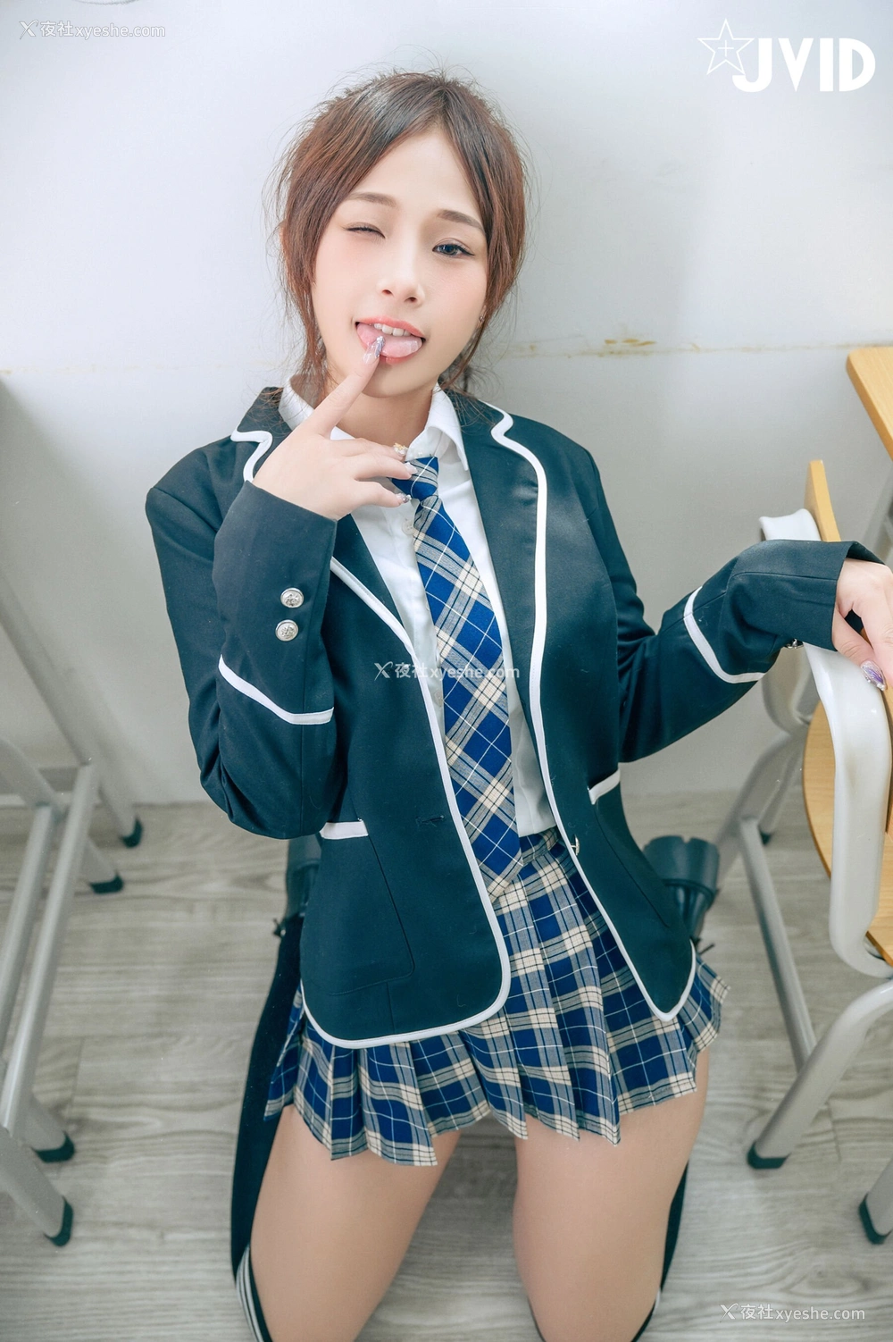 1P - 婕咪《下课后在教室色色被老师发现 婕咪惨遭后庭开发》