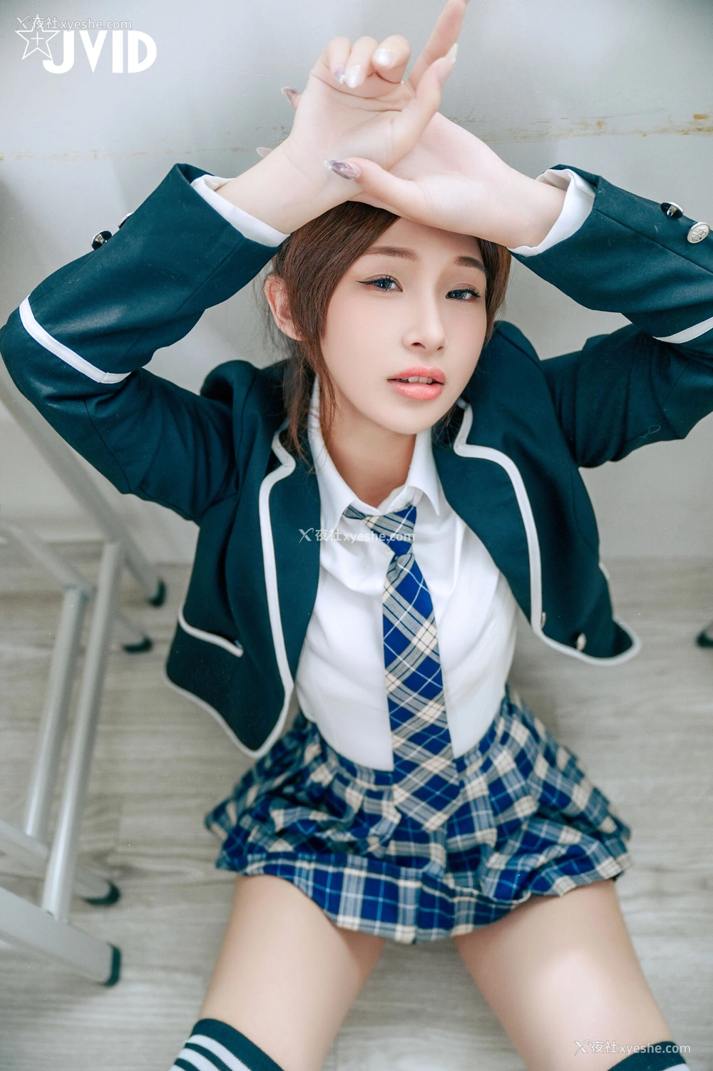 1P - 婕咪《下课后在教室色色被老师发现 婕咪惨遭后庭开发》
