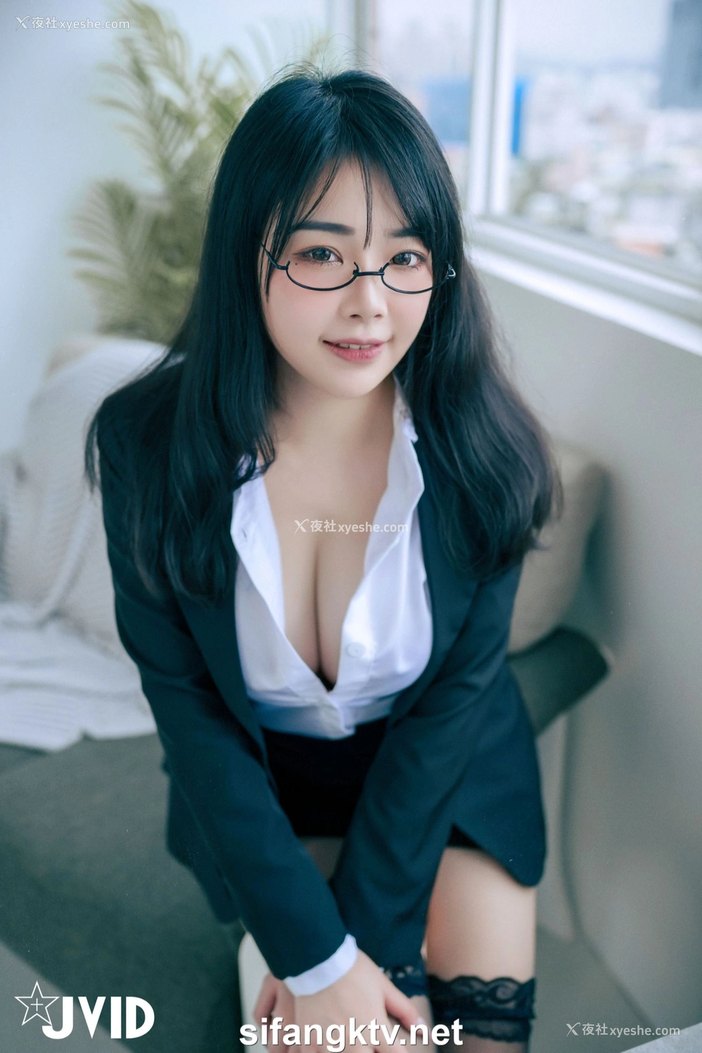 1P - 蒂蒂《办公桌下的性感秘书》