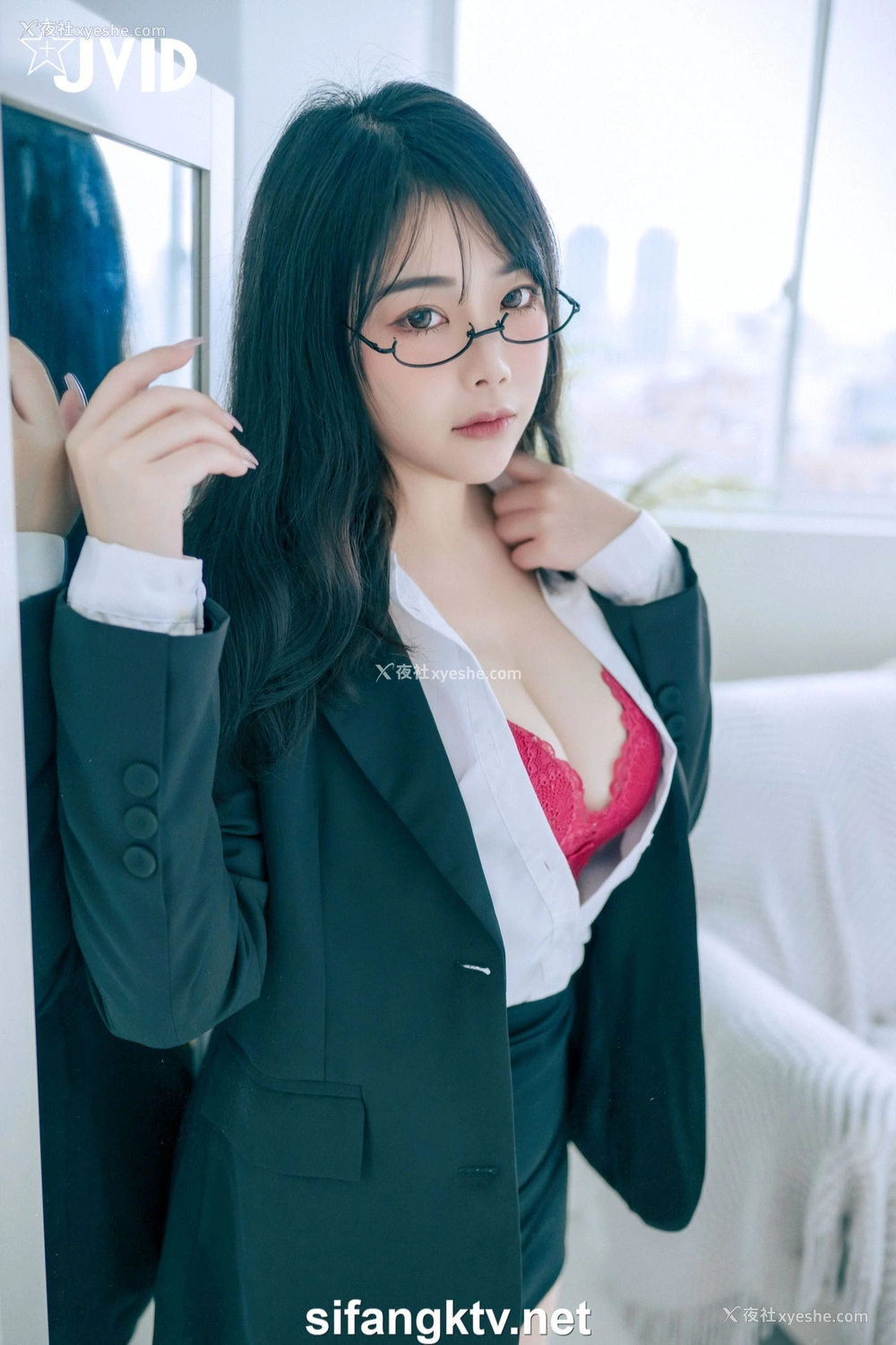1P - 蒂蒂《办公桌下的性感秘书》