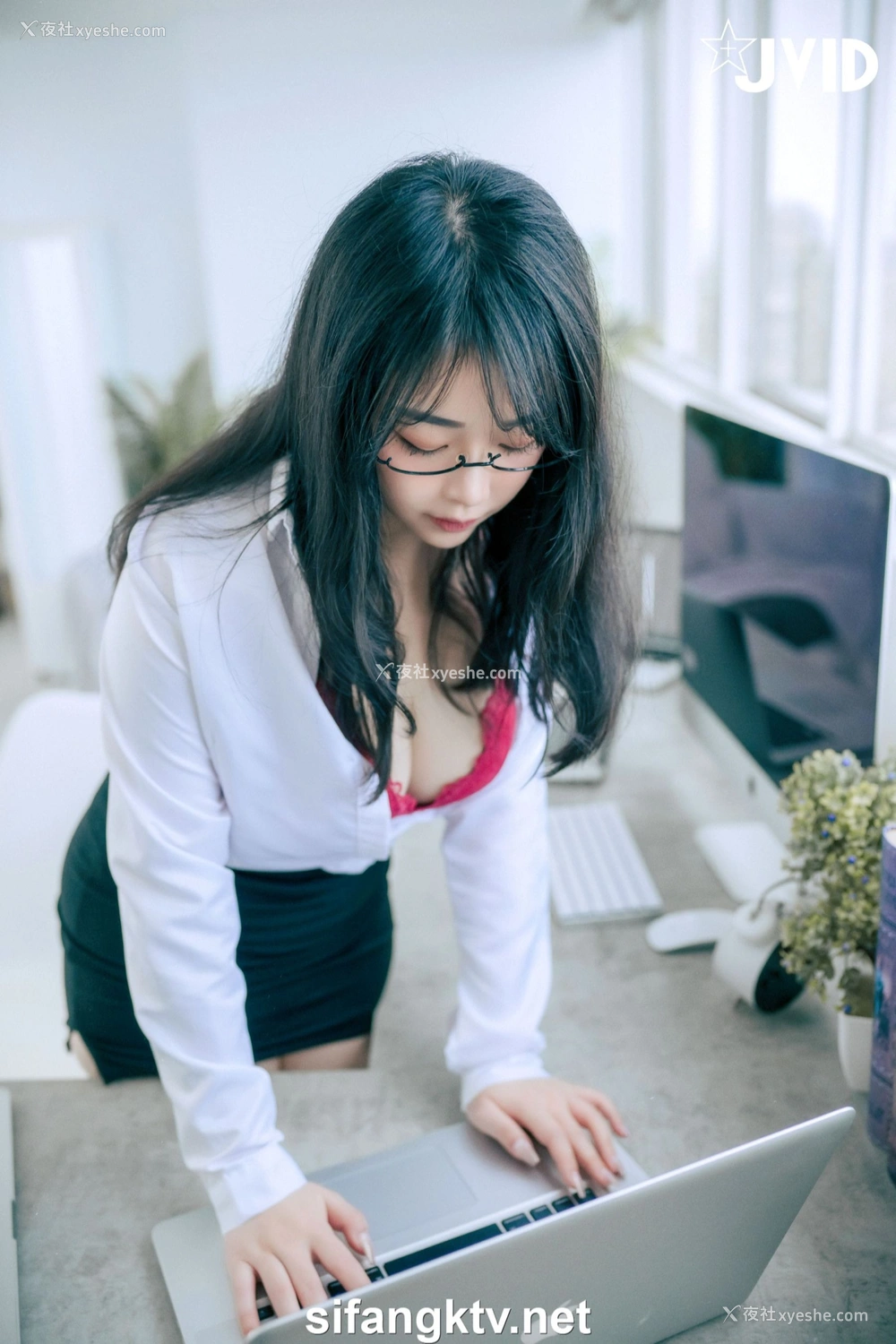 1P - 蒂蒂《办公桌下的性感秘书》